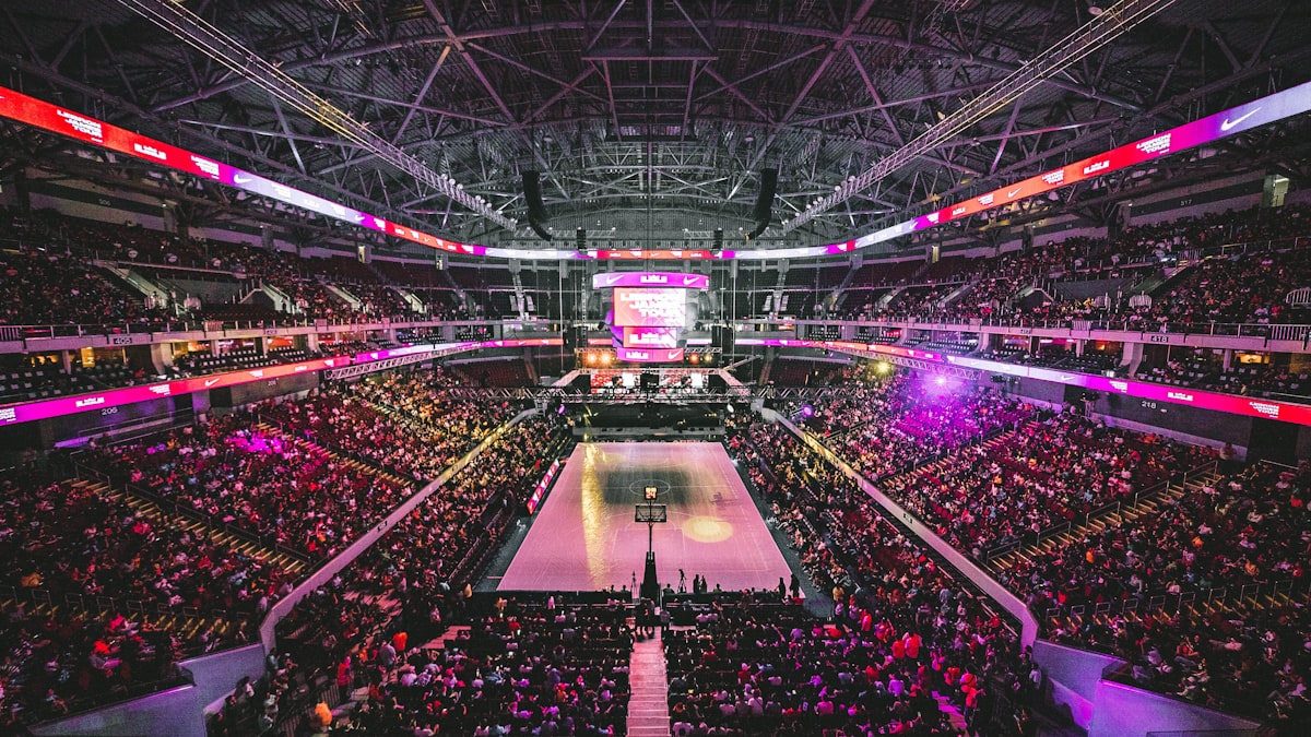 足球比赛直播画面 - 球场全景，球员奔跑，观众席气氛热烈